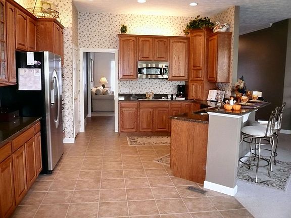 Kitchen with breakfast bar