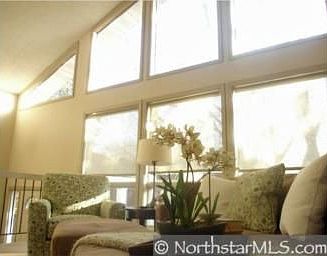 Sun-fIlled 2-story great room