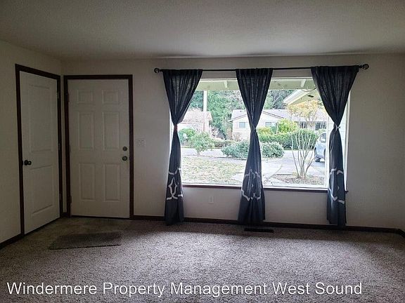 3rd image of 2422 Parkwood Dr SE