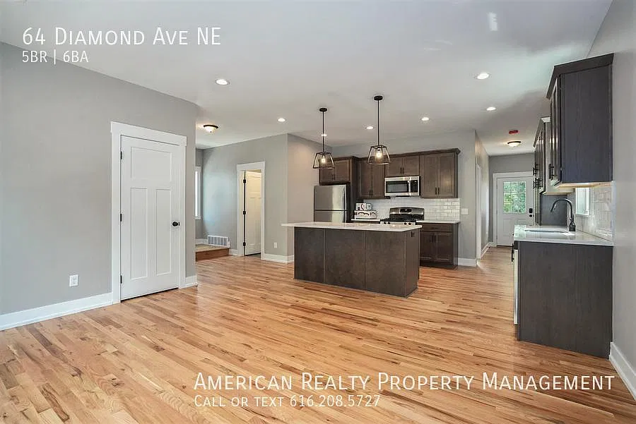 5 bed, 5.5 bath, 2700 sqft, $4,150 — Photo 3