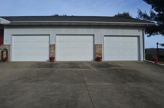 2nd image of 445 Camelot Dr