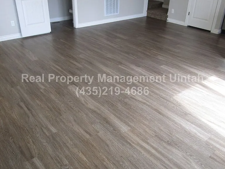 428 E Red Fox Ln — Photo 2
