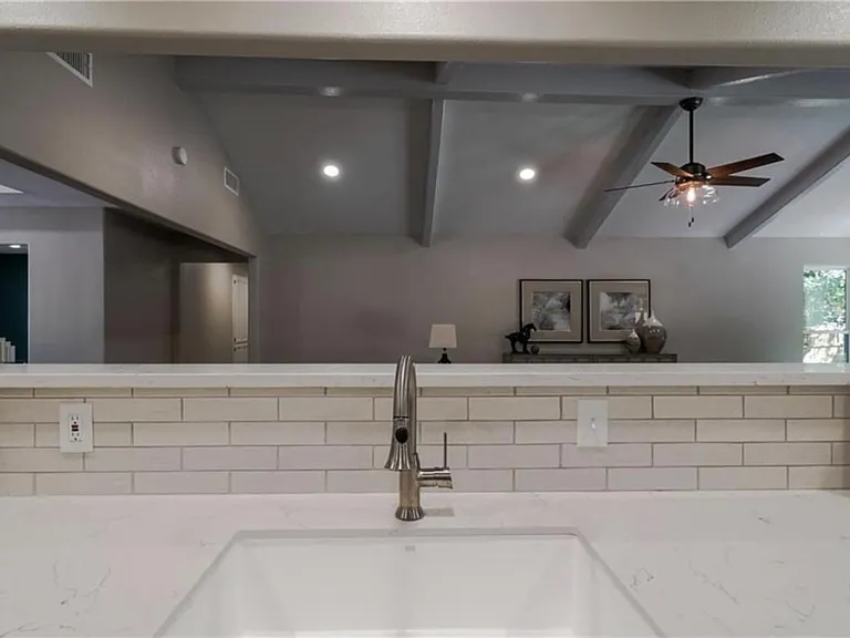 4704 Woodside Dr — Photo 5