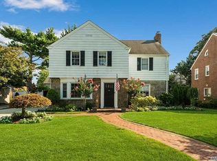 92 Seaman Ave, Rockville Centre, NY 11570