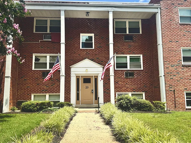 21-23 Morton Ave — Photo 2