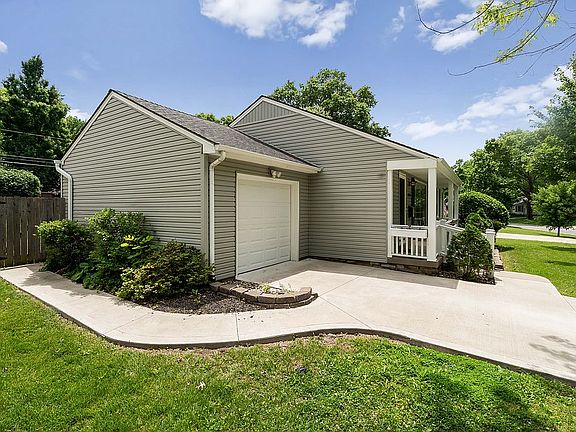 3rd image of 5849 Fontana Dr