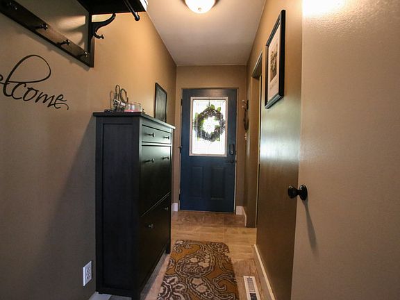 4th image of 1004 Airfield Ln