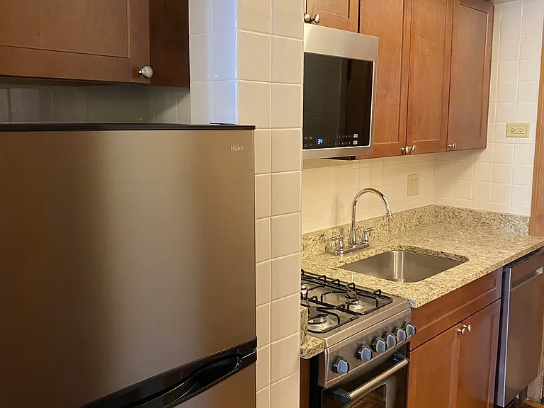 2738 N Pine Grove Ave — Photo 20