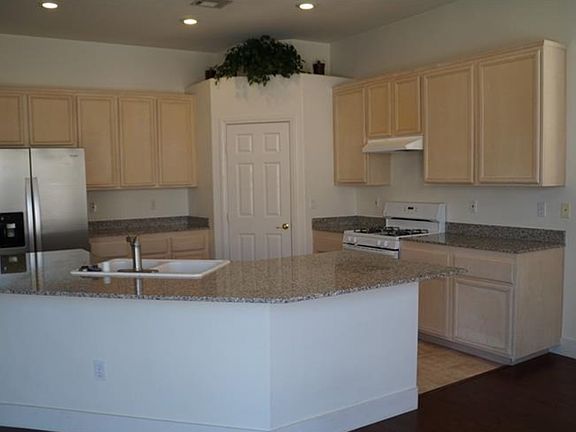 3rd image of 318 Palm Trace Ave