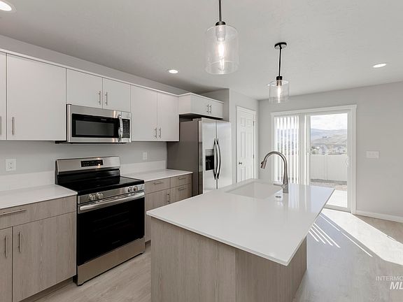 5th image of 117 Caribou St
