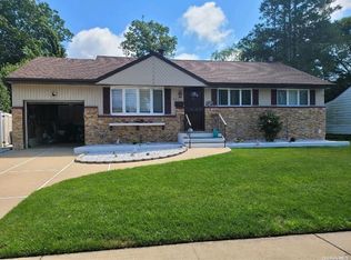 17 Pepper Cir E, Massapequa, NY 11758