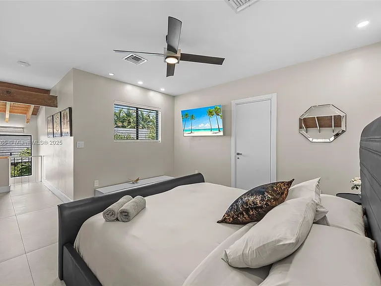 207 Holiday Dr — Photo 49