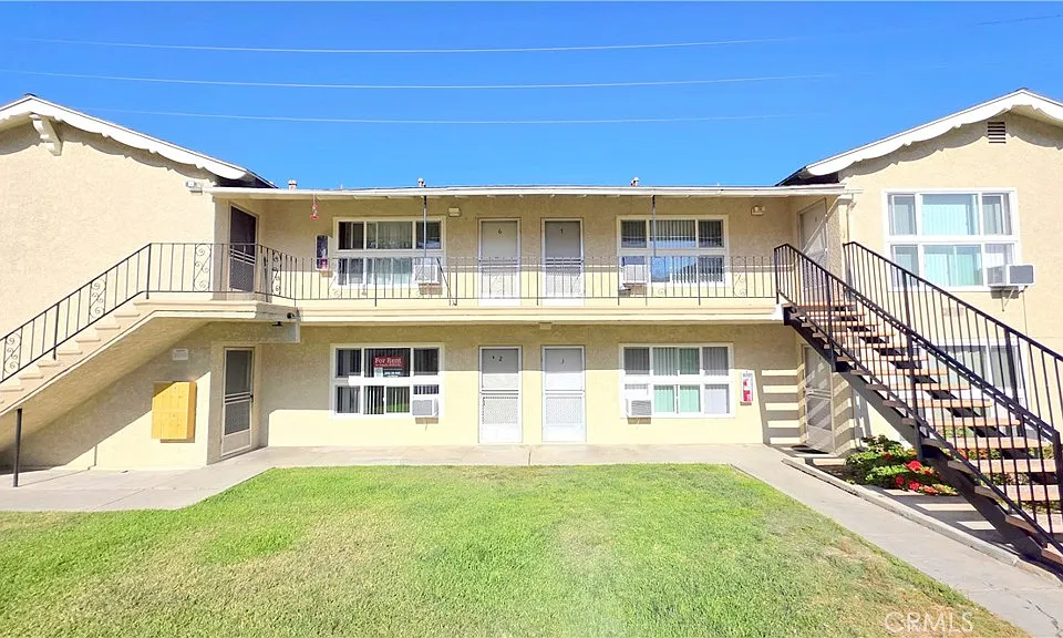 2334 E Santa Fe Ave #4