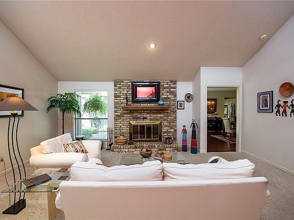 2nd image of 601 Hinsdale Dr