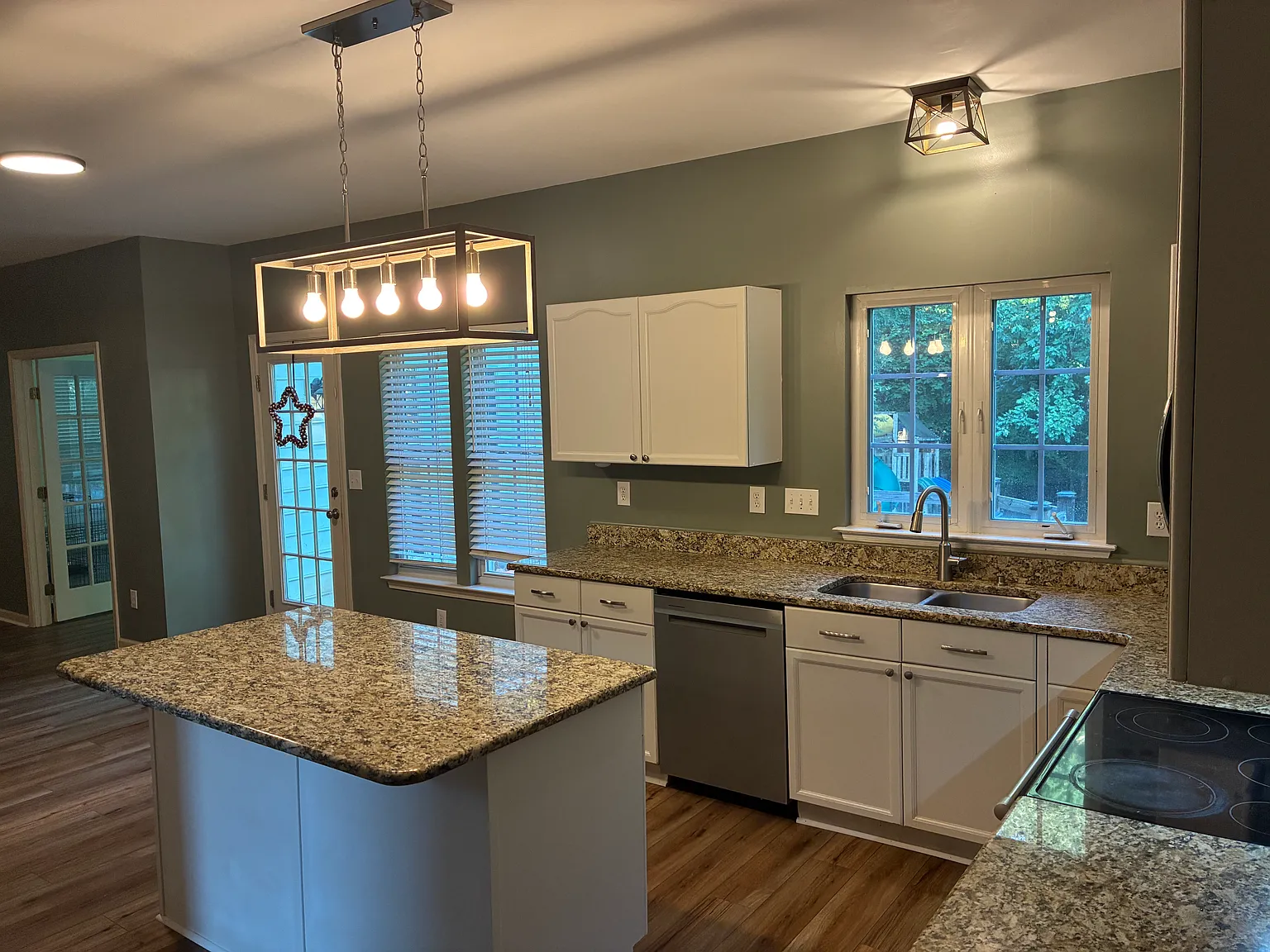 4 bed, 3398 sqft, $3,650 — Photo 3