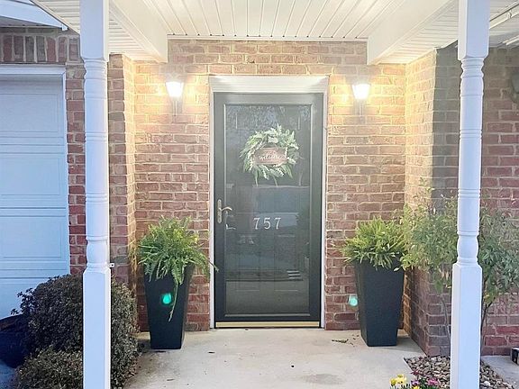 2nd image of 757 Wyndhurst Dr