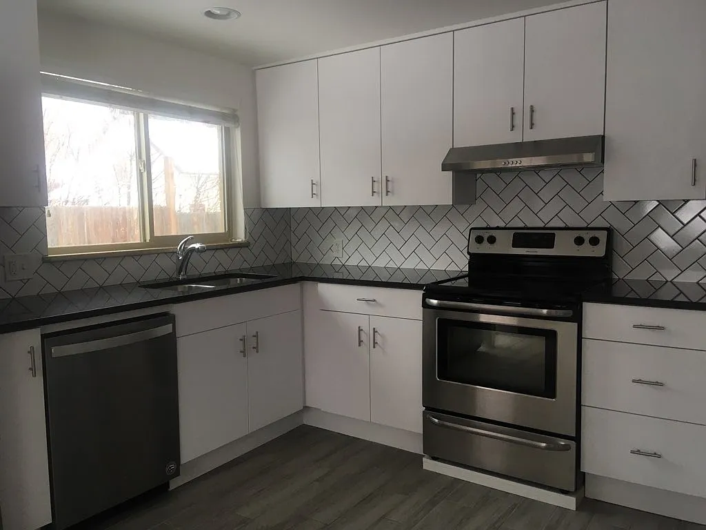 2 bed, 905 sqft, $2,200 — Photo 2