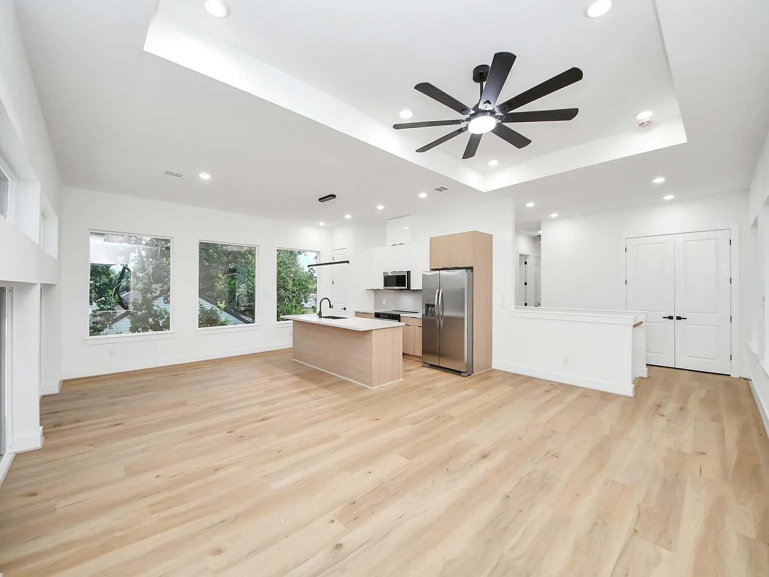 3 bed, 2.0 bath, 1330 sqft, $2,300 — Photo 3