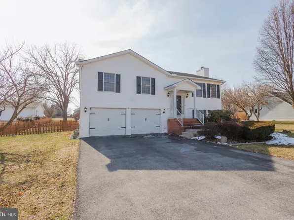 62 Oriole Ln, Falling Waters, WV 25419