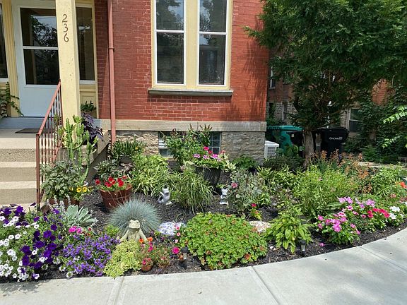 Charming and well-maintained landscaping
