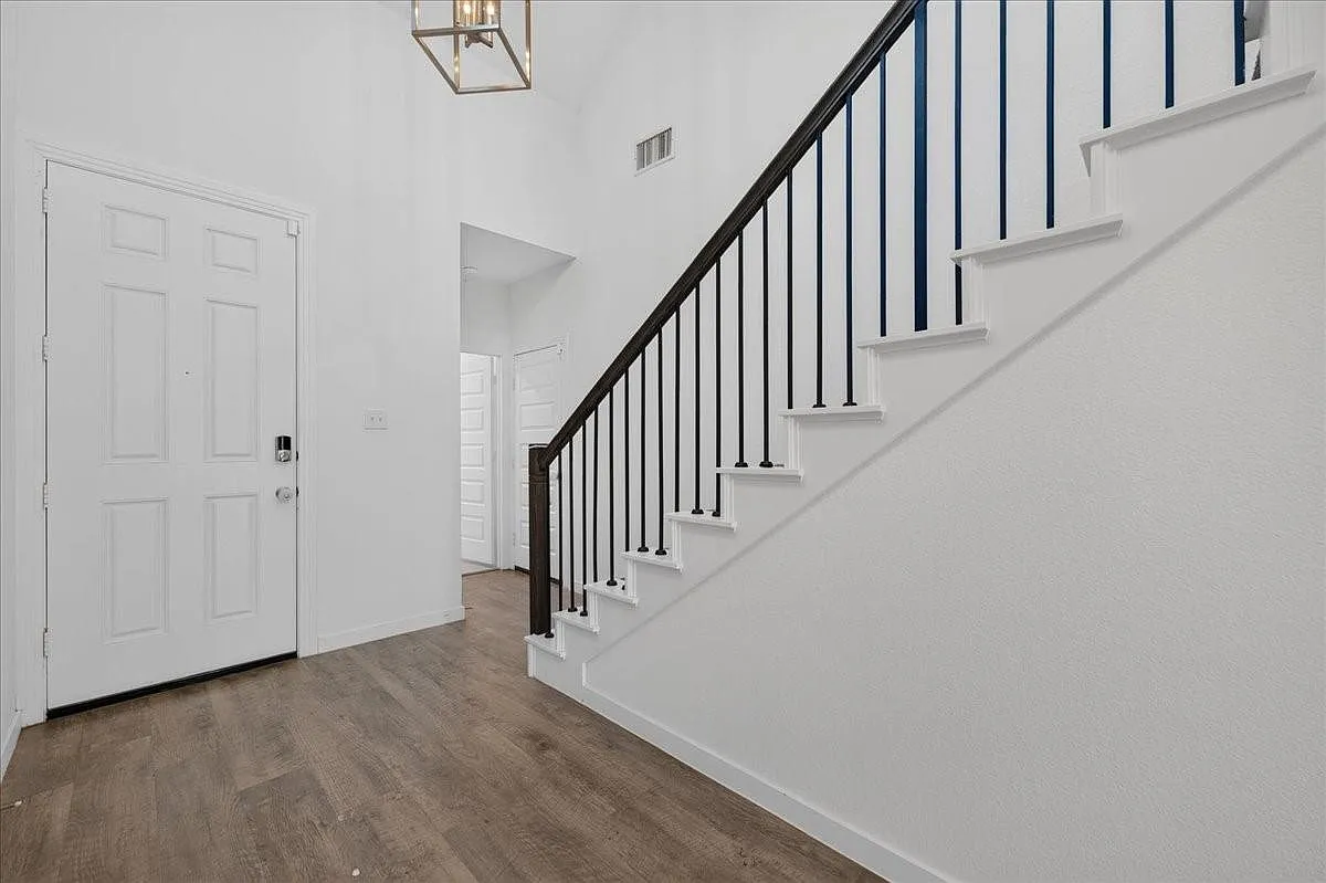 4 bed, 2255 sqft, $2,950 — Photo 3