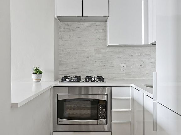 4th image of 101 W 12th St APT 12B