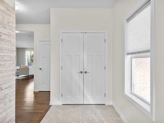 2nd image of 84 E Ridge View Close