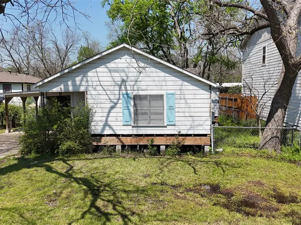 903 E 10th St, Bonham, TX 75418