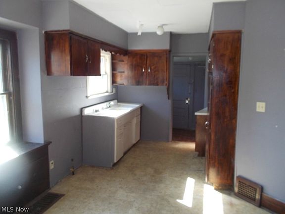 5th image of 221 W Central Ave