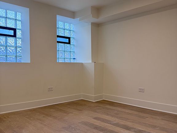 4th image of 1518 N Elk Grove Ave APT 1