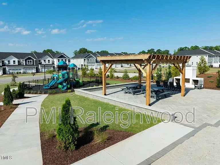 136 Kobus Ct — Photo 31