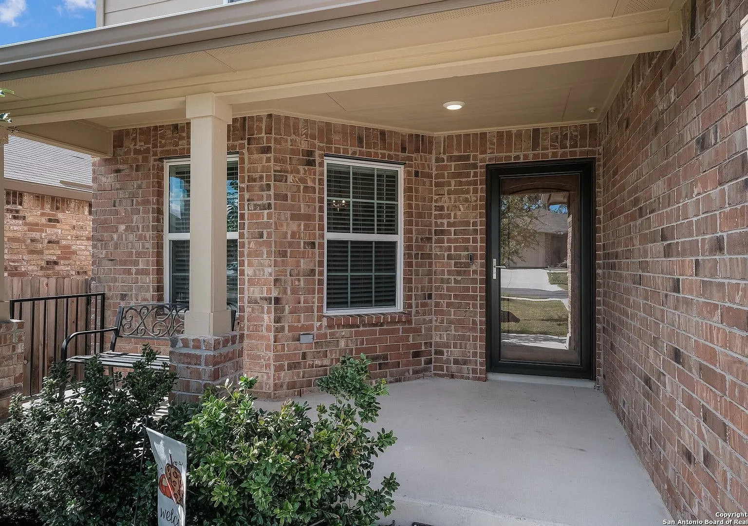 Spacious 4-Bedroom Home in Alamo Ranch with Backyard Deck — Photo 3