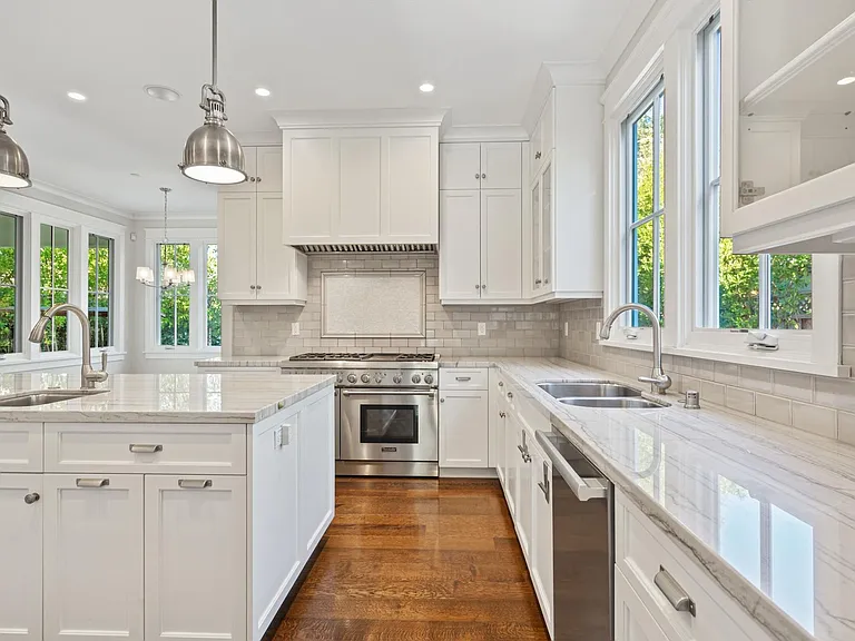 240 University Dr — Photo 11