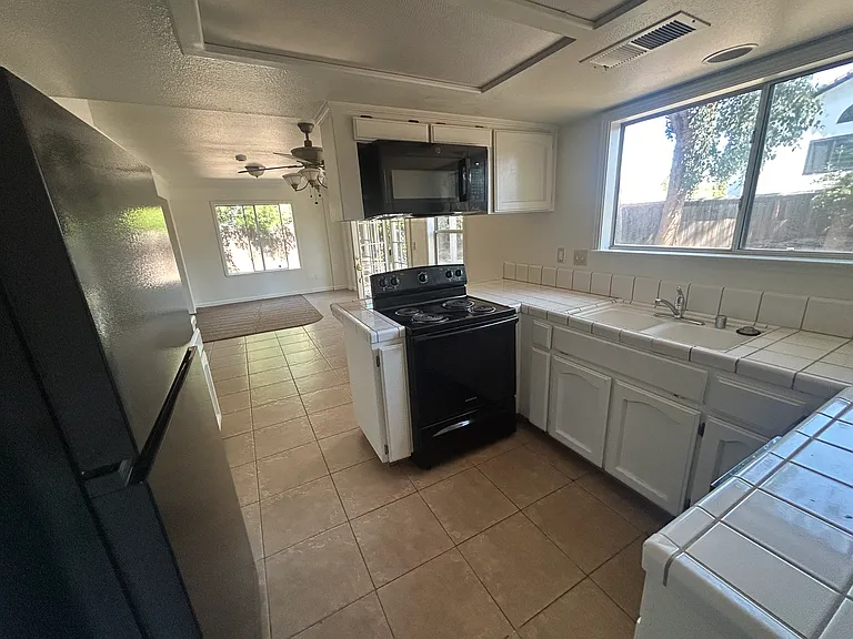 974 E Buckhill Rd — Photo 4