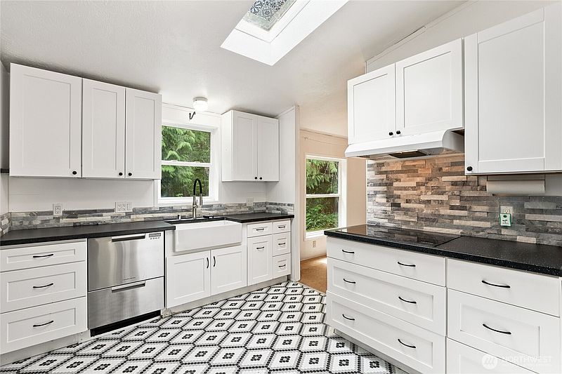 4th image of 520 E Stadium Beach Road W