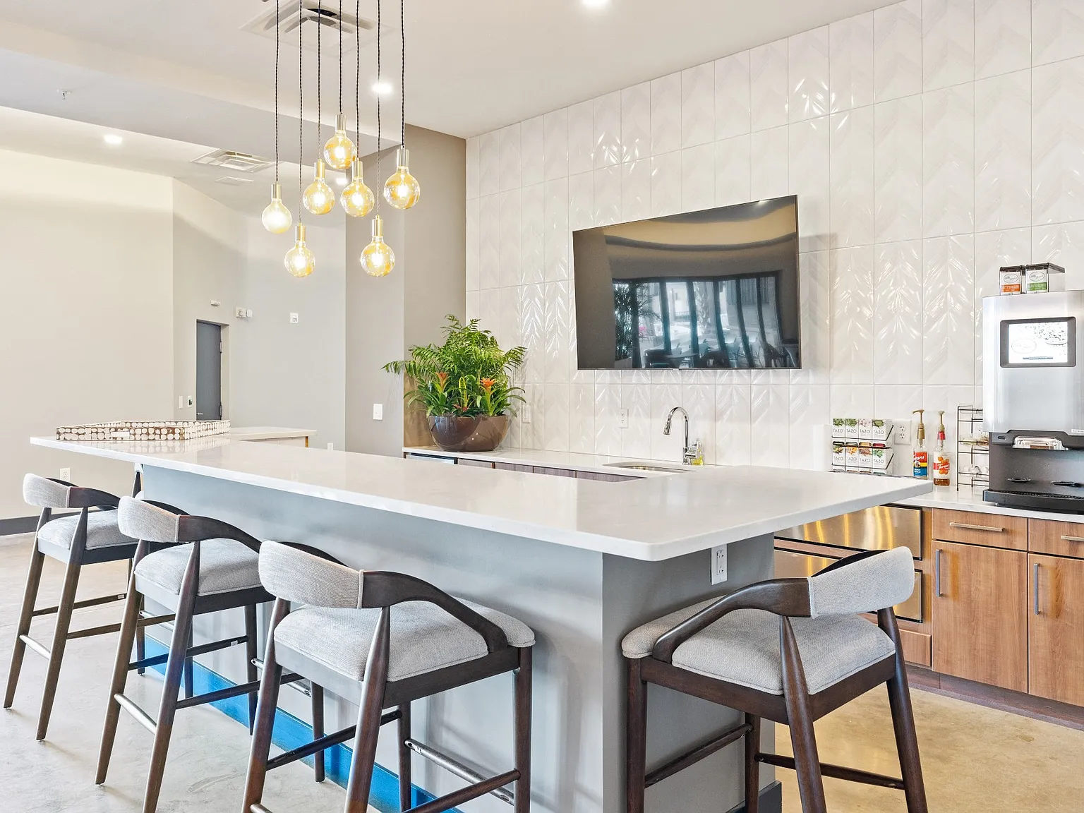 Pier 33 Apartments — Photo 4
