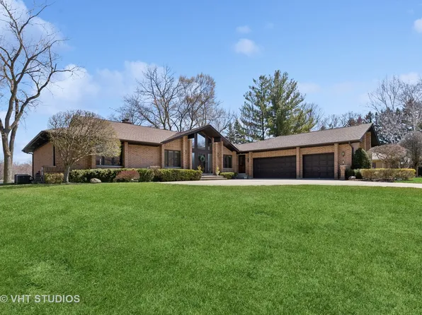 1100 Sandstone Dr, Libertyville, IL 60048