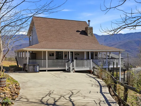 860 Pine Top Ln, Gatlinburg, TN 37738