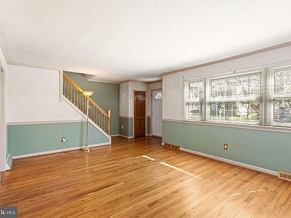 4th image of 421 Lees Ave