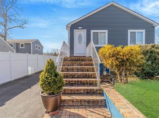 30 Greenlawn Pl, Farmingville, NY 11738