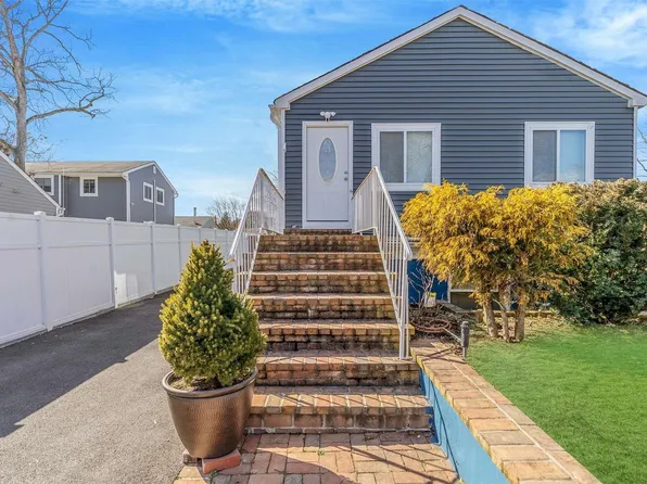 30 Greenlawn Place, Farmingville, NY 11738