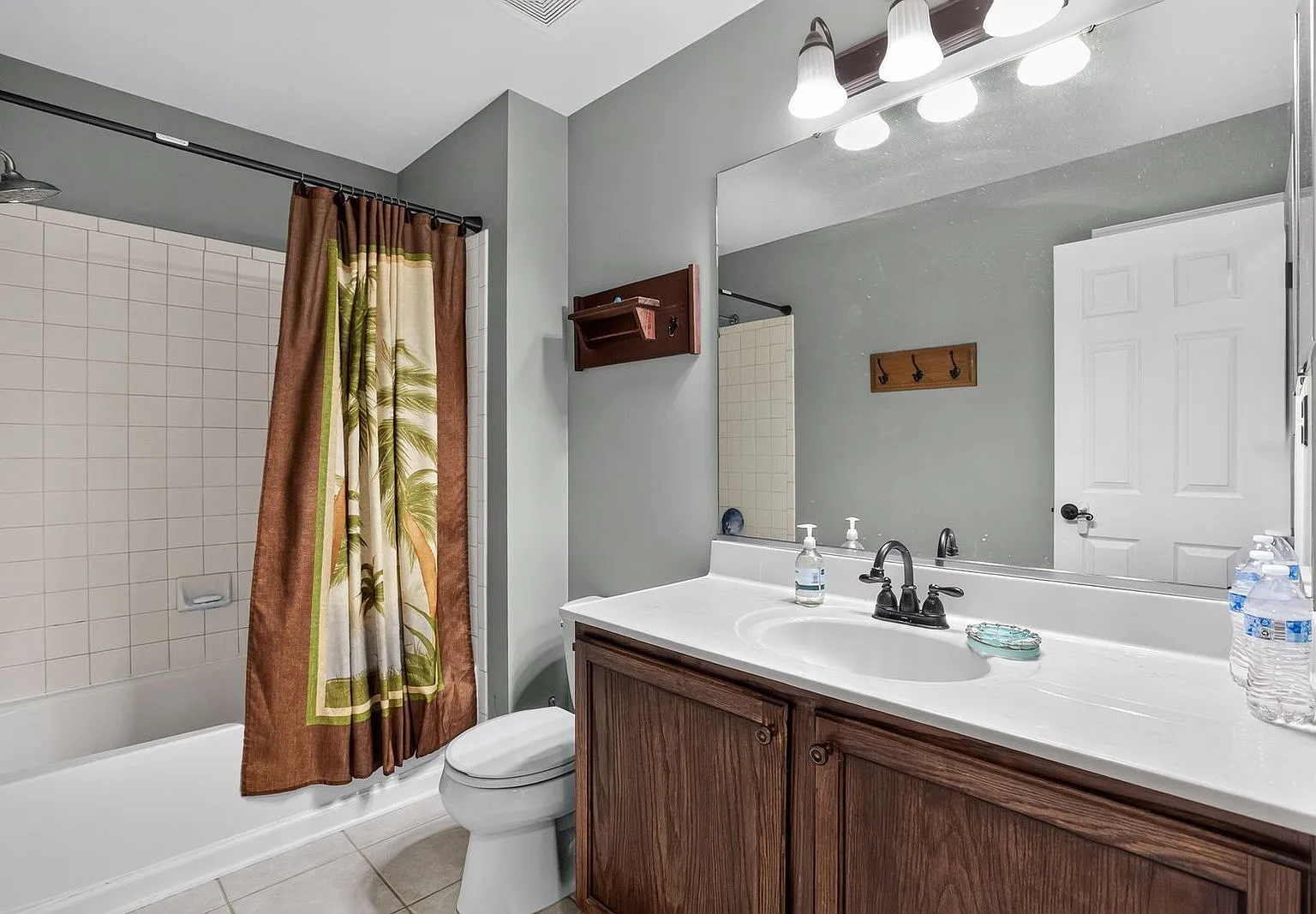 4 bed, 2.5 bath, 2590 sqft, $3,000 — Photo 4