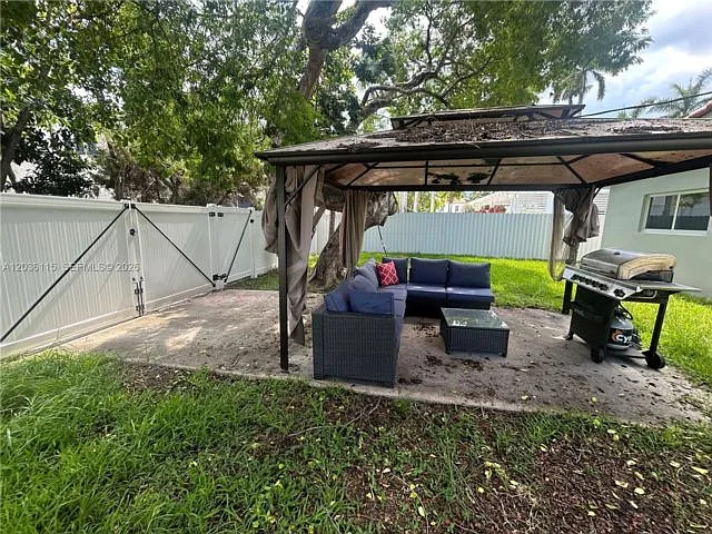 1060 Tyler St — Photo 5