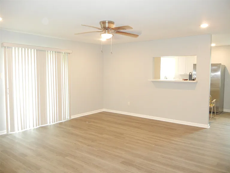 20811 Emerald St — Photo 4