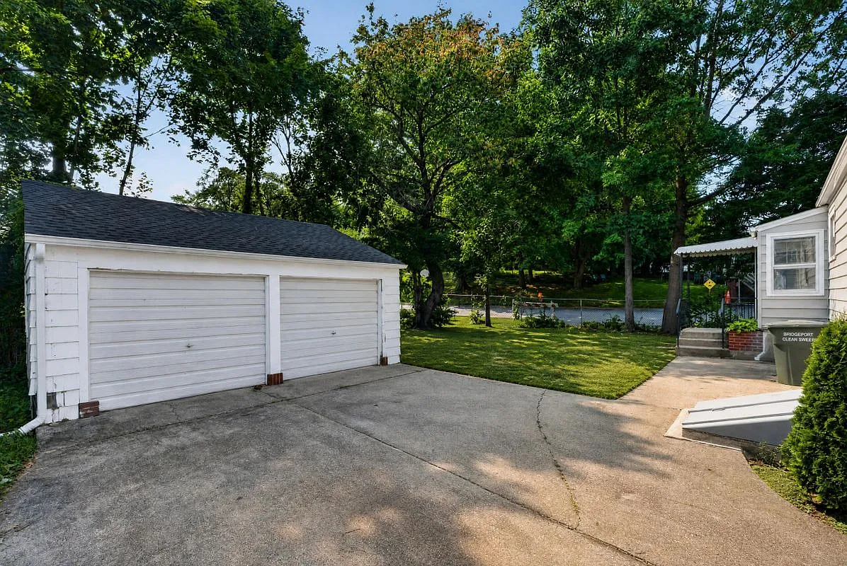 4 bed, 1.0 bath, 1358 sqft, $3,600 — Photo 3