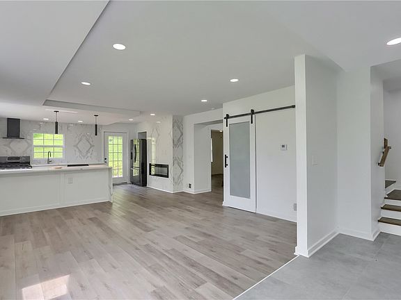5th image of 2513 Grove Rd