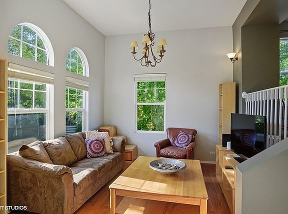 4th image of 3834 N Milwaukee Ave #10