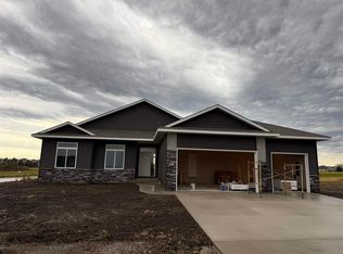 15 N Seven Oaks Rd, Northliberty, IA 52317