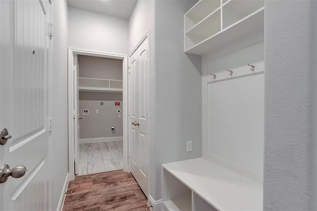 3 bed, 3.0 bath, 2011 sqft, $2,650 — Photo 4
