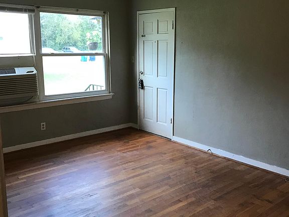 3rd image of 18 W Meadowbrook Dr
